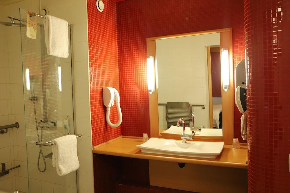Ibis Abidjan Plateau Hotel Bagian luar foto