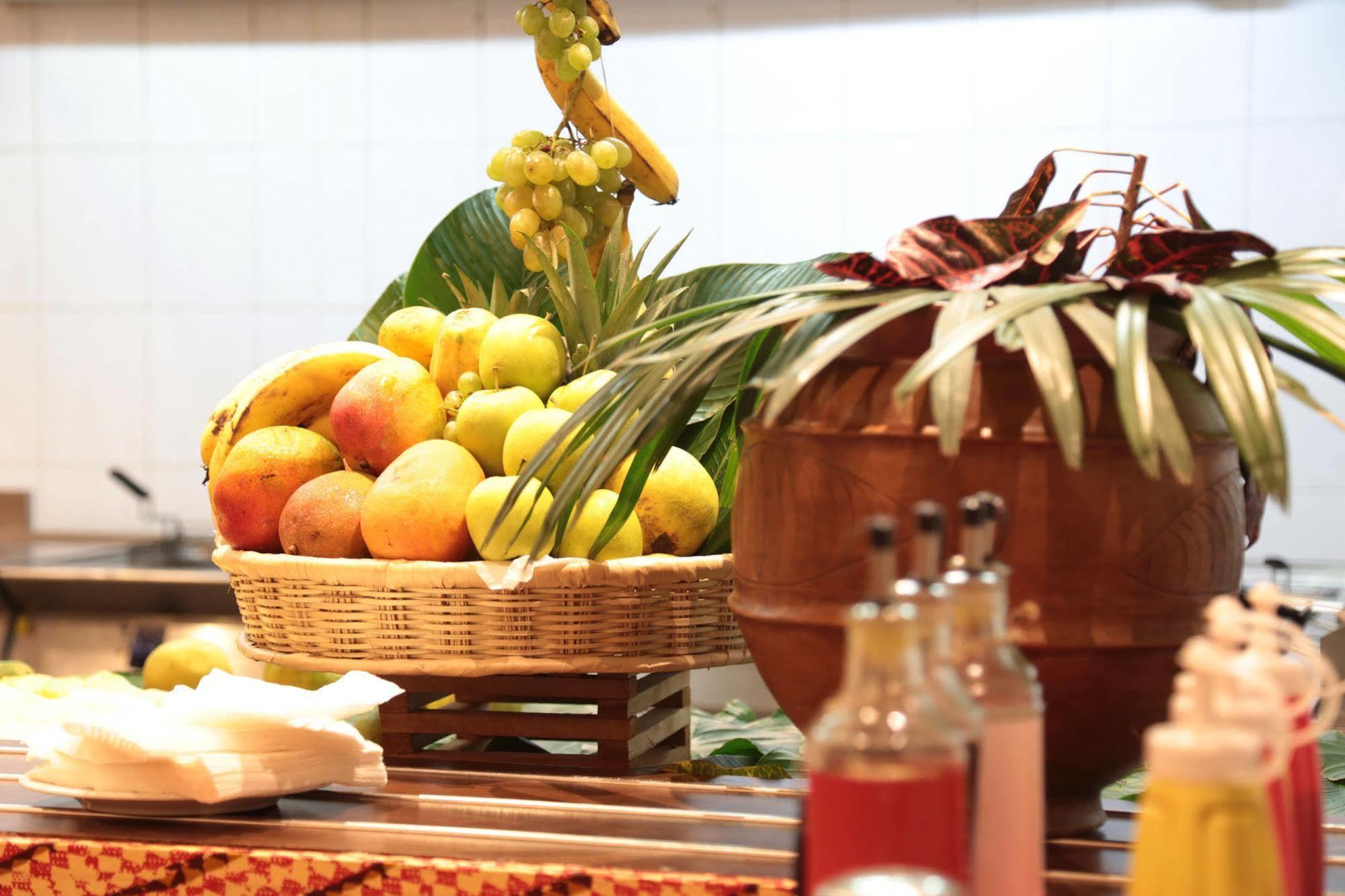 Ibis Abidjan Plateau Hotel Bagian luar foto