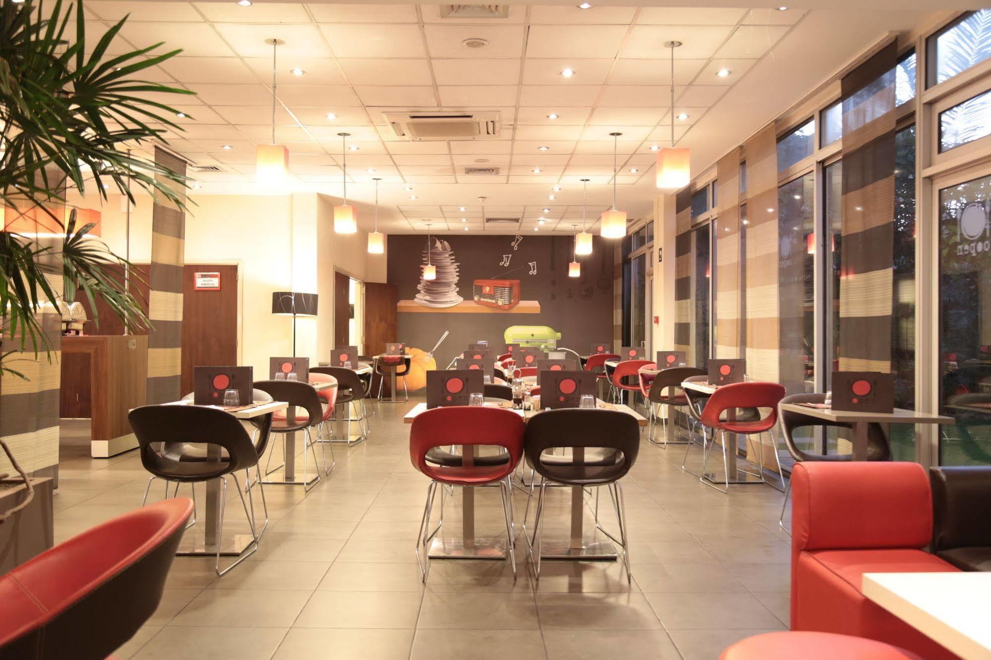 Ibis Abidjan Plateau Hotel Bagian luar foto